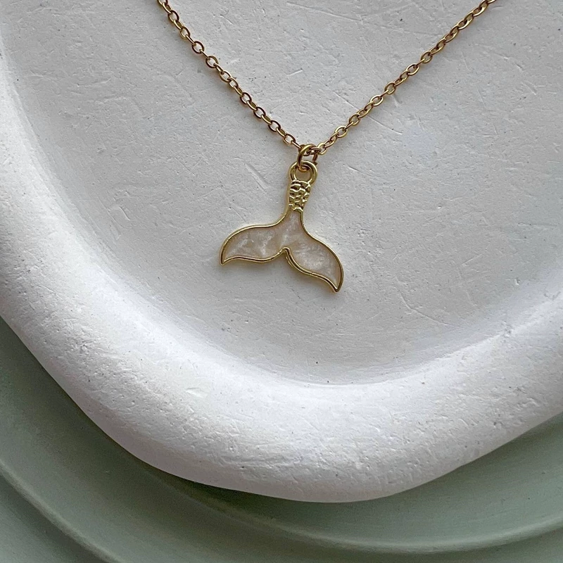 گردنبند دم وال (سنگ صدفی)