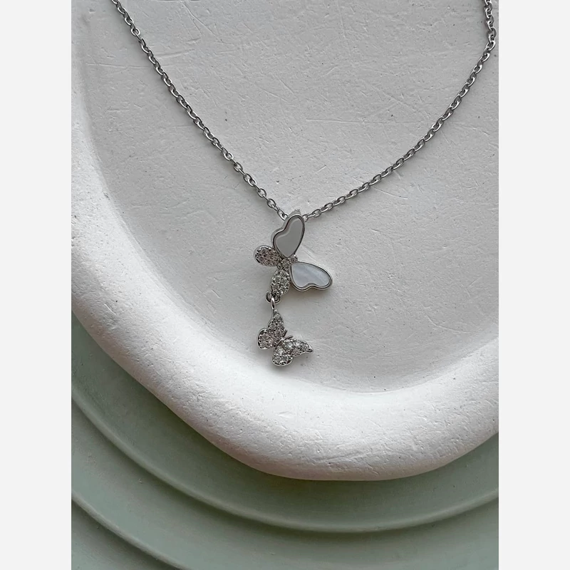 گردنبند پروانه آویزدار صدفی