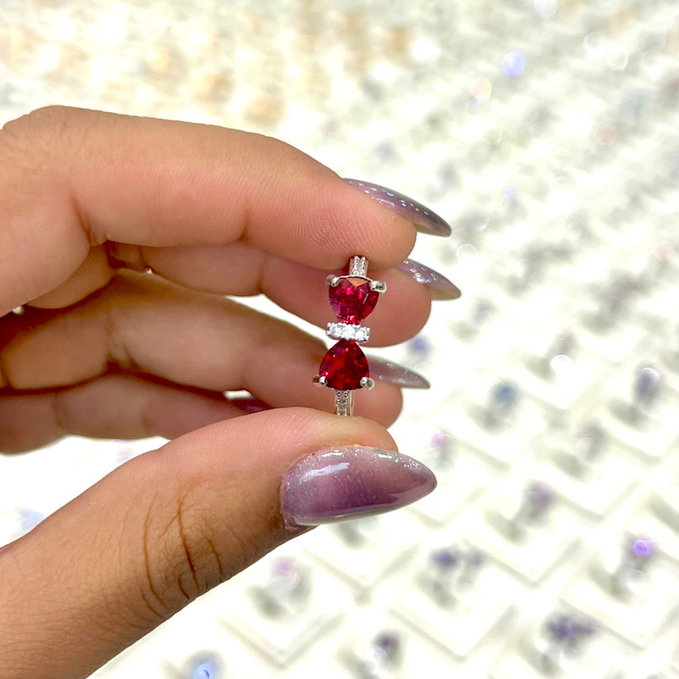 انگشتر پاپیون قرمز