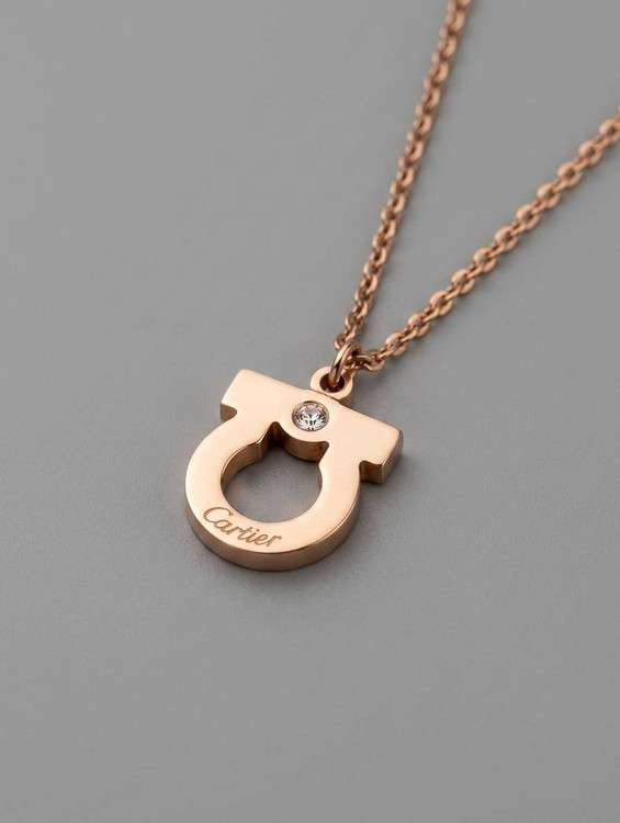 نمای نزدیک از پلاک استیل رزگلد با حکاکی برند کارتیر (Cartier) و نگین درخشان.
