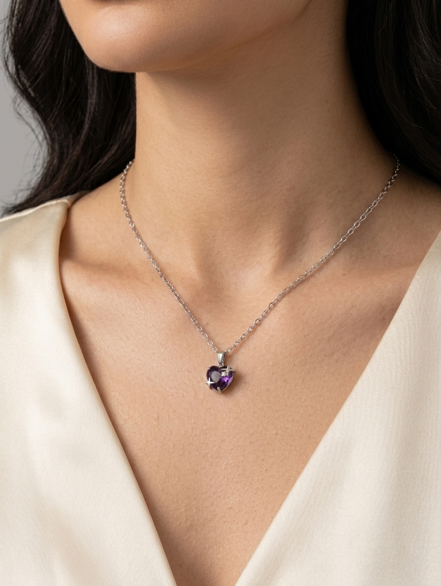 گردنبند زنانه با آویز قلب بنفش و تزئین ستاره‌های نقره‌ای روی گردن