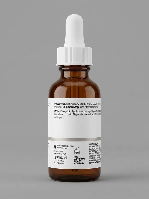نمای نزدیک از بطری The Ordinary Soothing & Barrier Support Serum اصل روی پسزمینه خاکستری