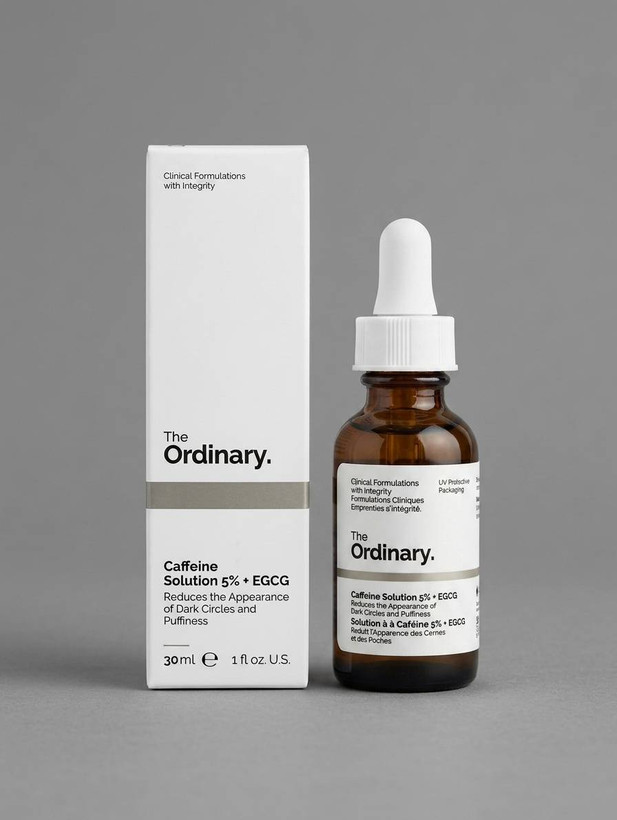 جعبه و بطری The Ordinary Caffeine Solution 5% + EGCG روی پسزمینه خاکستری