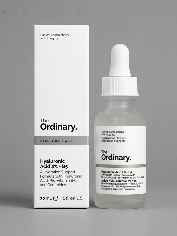 جعبه و بطری سرم Hyaluronic Acid 2% + B5 اوردینری ۳۰ میل روی پسزمینه طوسی